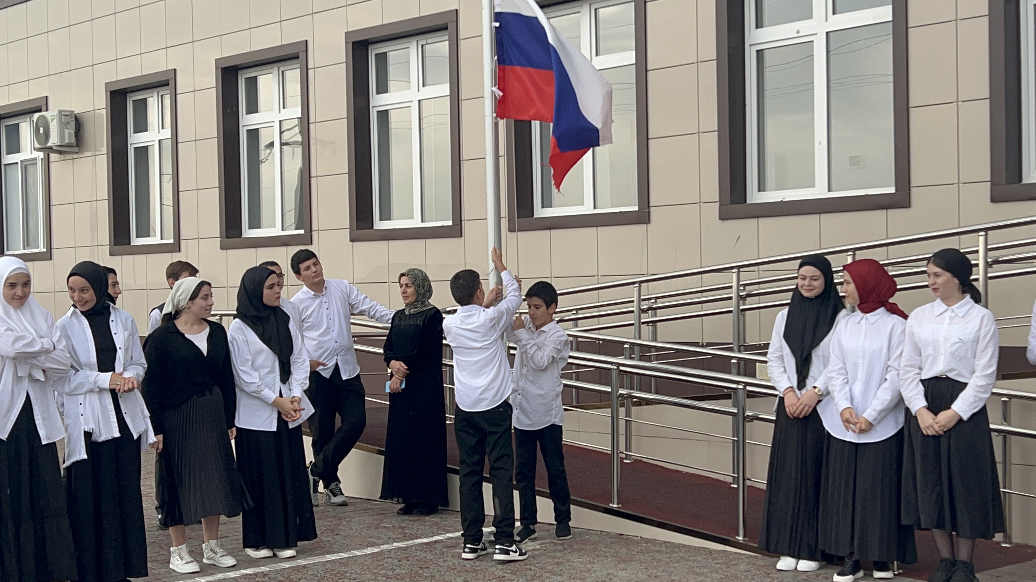 Церемония поднятия флага РФ под Гимн России..